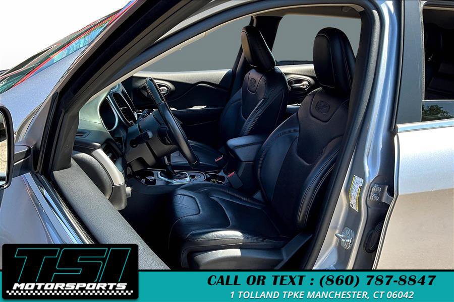Used 2017 Jeep Cherokee Overland AWD/4WD image 25
