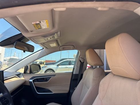 Used 2019 Toyota RAV4 LE image 9