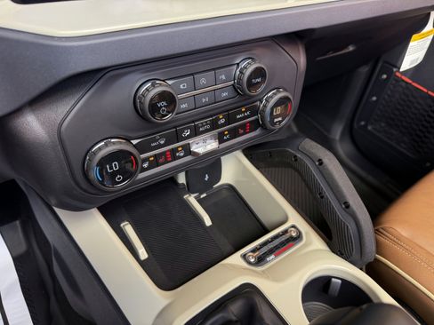 Used 2025 Ford Bronco Raptor AWD/4WD image 40