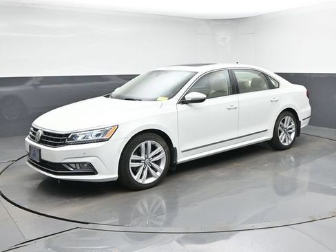 Used 2016 Volkswagen Passat 3.6 SEL Premium FWD image 4