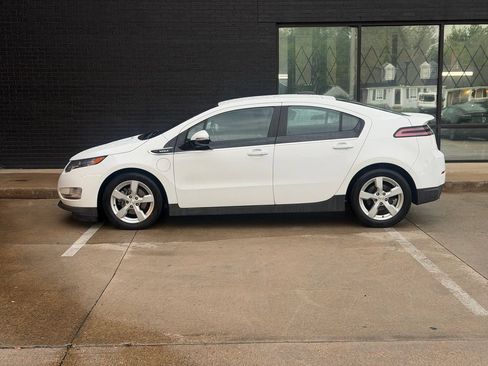 Used 2015 Chevrolet Volt FWD image 16