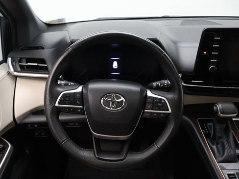 Used 2022 Toyota Sienna XLE FWD image 22