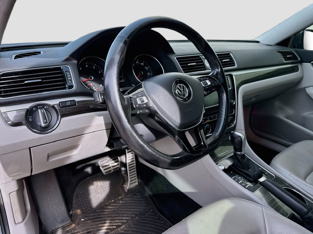 Used 2017 Volkswagen Passat 1.8T SEL Premium FWD image 9