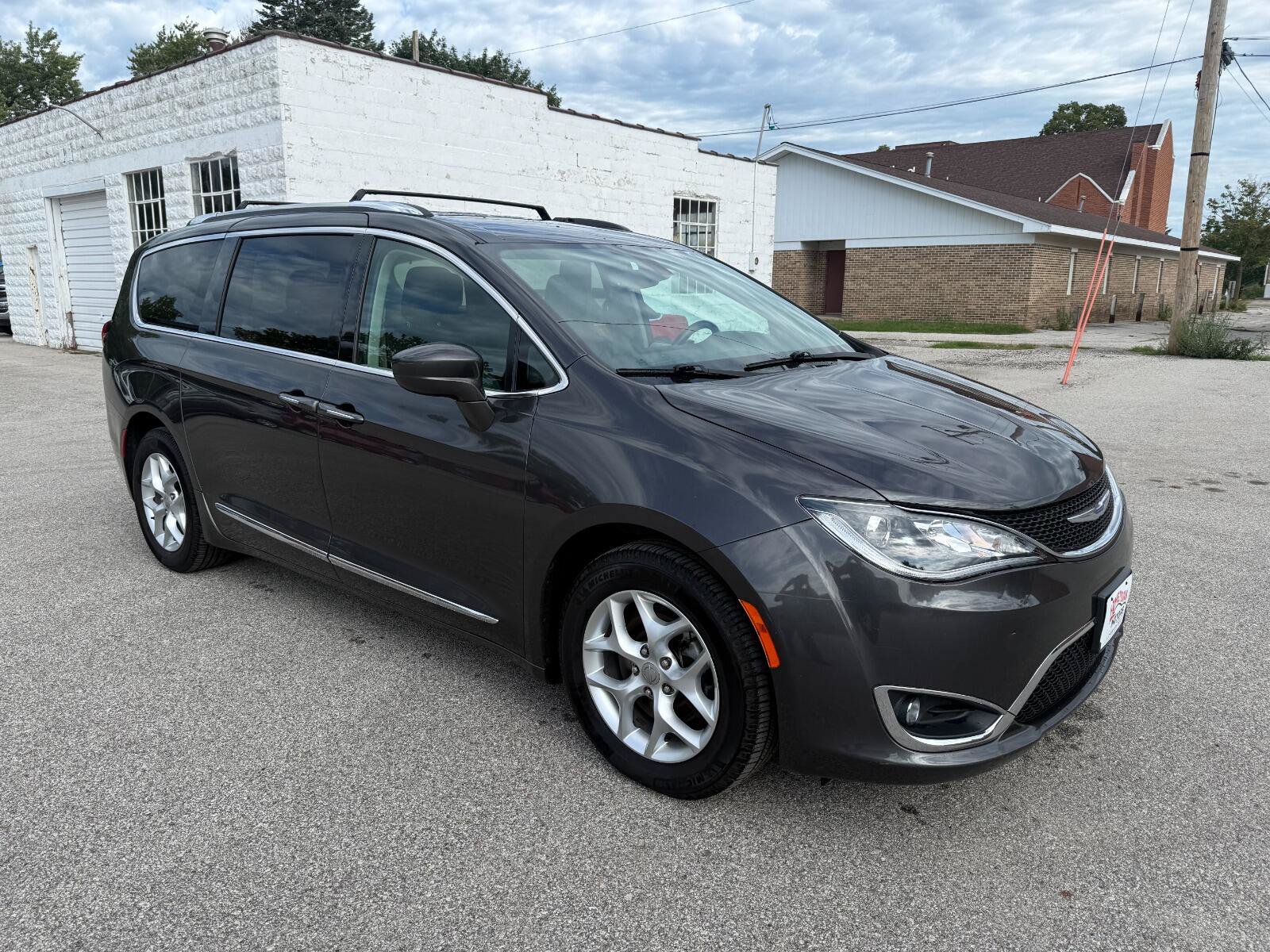 Used 2020 Chrysler Pacifica Touring-L Plus w/ Tire & Wheel Group FWD image 3