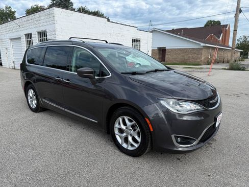 Used 2020 Chrysler Pacifica Touring-L Plus w/ Tire & Wheel Group FWD image 3