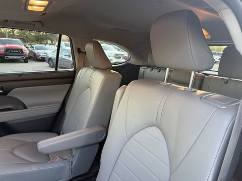 Used 2024 Toyota Highlander XLE image 18