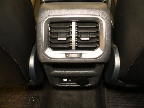 Used 2024 Volkswagen Tiguan SE image 37