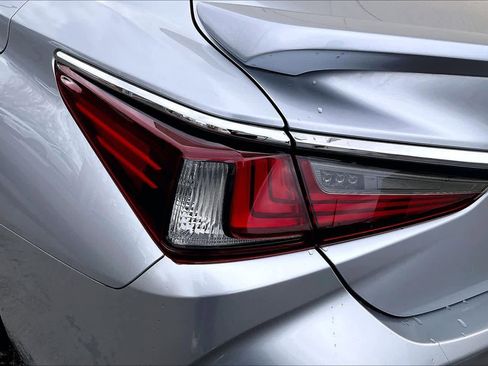 Used 2022 Lexus ES 300h w/ Luxury Package image 27