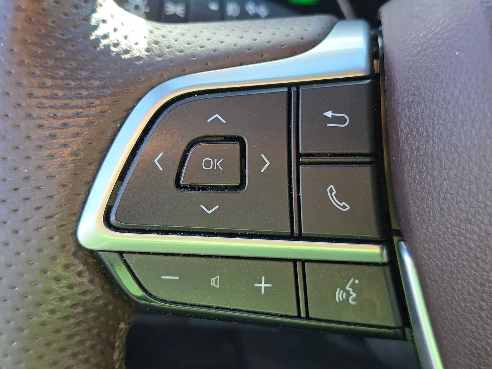 Used 2023 Toyota Sienna Platinum FWD image 32