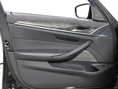 Used 2023 BMW 530e w/ M Sport Package image 7