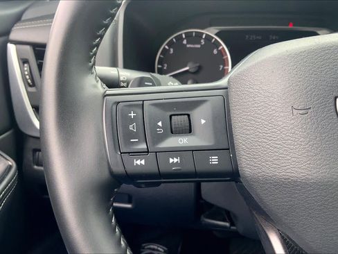 Used 2025 Nissan Rogue SV FWD image 24