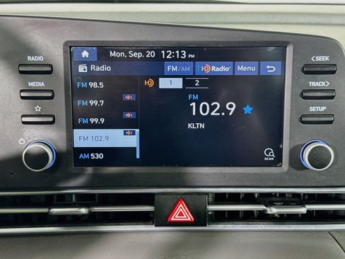 Used 2021 Hyundai Elantra SE FWD image 16