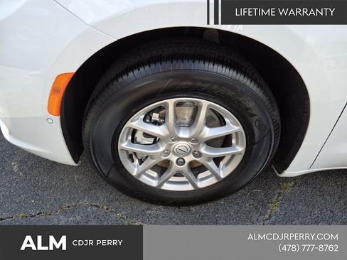 New 2026 Chrysler Pacifica Select image 3