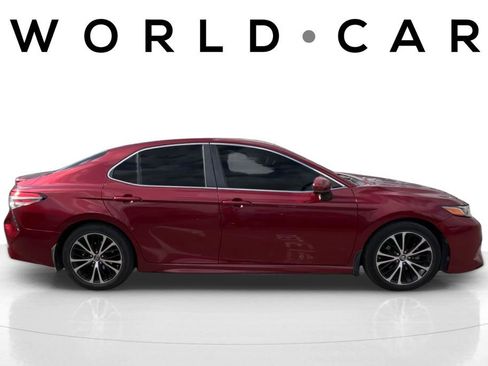 Used 2018 Toyota Camry SE w/ Moonroof Package image 2