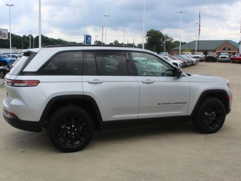 Used 2025 Jeep Grand Cherokee Altitude AWD/4WD image 9