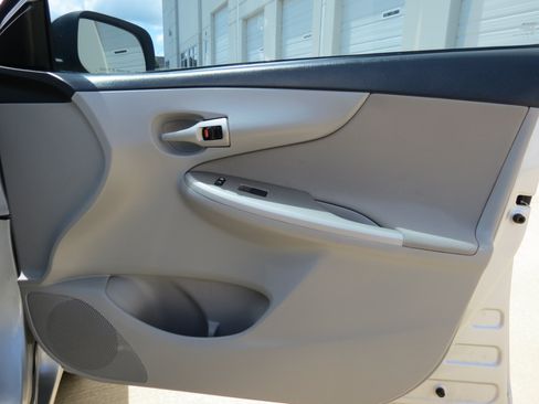 Used 2013 Toyota Corolla LE FWD image 23