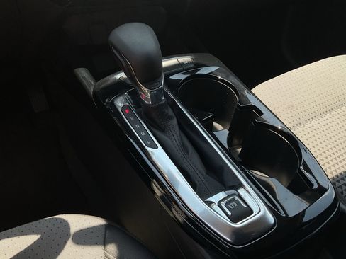 Used 2025 Chevrolet Trax LT FWD image 19
