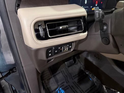 Used 2022 Lincoln Nautilus Reserve w/ Equipment Group 201A AWD/4WD image 13