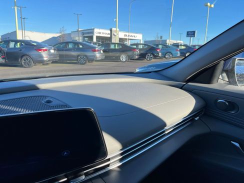 Used 2025 Hyundai Elantra SEL image 35