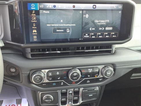 Used 2025 Jeep Wrangler Sahara image 22