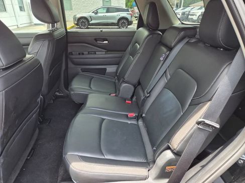 Used 2025 Nissan Pathfinder SL FWD image 11