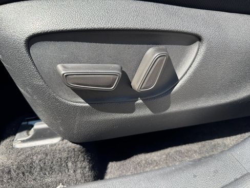 Used 2025 Toyota Highlander LE FWD image 22