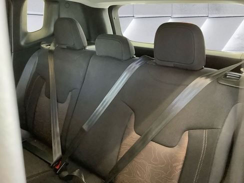 Used 2023 Jeep Renegade Latitude AWD/4WD image 18