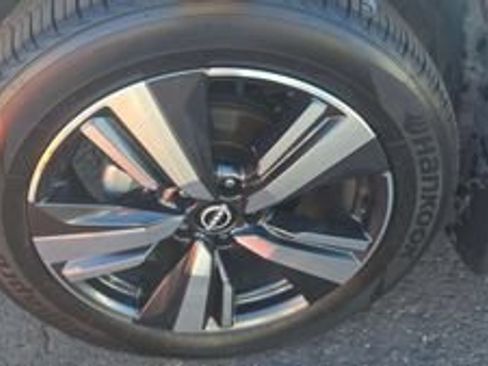 Used 2025 Nissan Rogue SL w/ SL Premium Package FWD image 9