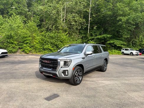 Used 2023 GMC Yukon XL AT4 w/ Technology Package AWD/4WD image 7