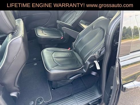 Used 2025 Chrysler Pacifica Limited FWD image 33