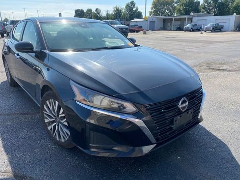 Used 2024 Nissan Altima 2.5 SV w/ SV Premium Package FWD image 1