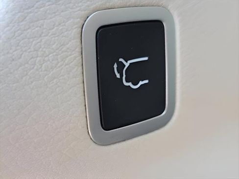 Used 2023 Chrysler Pacifica Touring-L FWD image 8