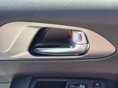 Used 2025 Chrysler Pacifica Select FWD image 33