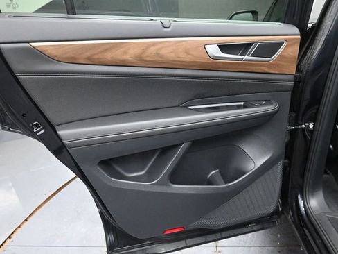 Used 2025 Volkswagen Atlas SE image 24