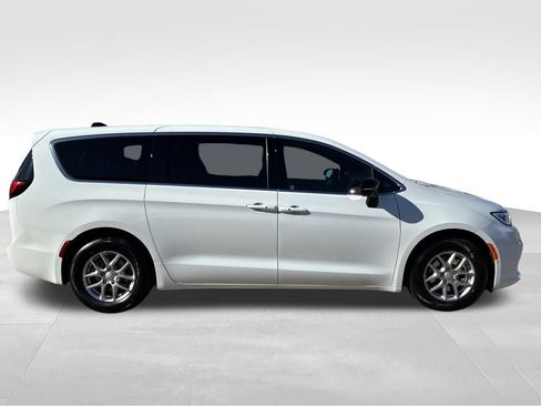 New 2026 Chrysler Pacifica Select image 7