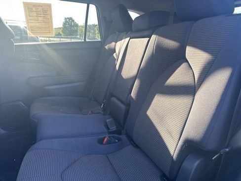 Used 2024 Toyota Highlander LE FWD image 22