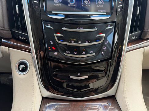 Used 2016 Cadillac Escalade Luxury image 17
