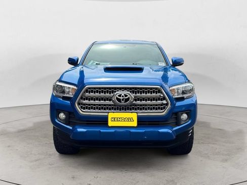 Used 2017 Toyota Tacoma TRD Sport w/ Tow Package AWD/4WD image 2