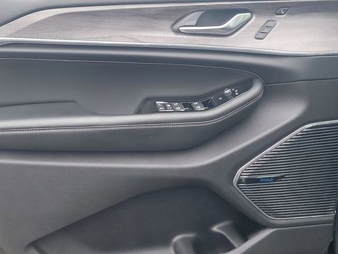 Used 2022 Jeep Grand Cherokee Overland w/ Adv Protech Group III image 12