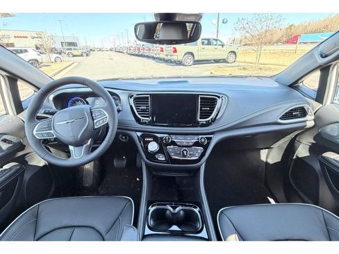 New 2026 Chrysler Pacifica Limited image 13