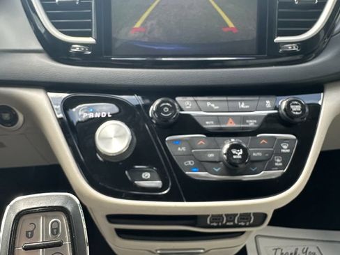 Used 2021 Chrysler Pacifica Touring-L FWD image 9