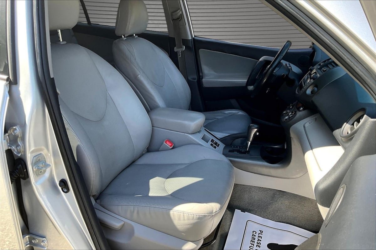 Used 2011 Toyota RAV4 Limited AWD/4WD image 28