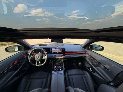 Used 2025 BMW M5 w/ Executive Package image 11