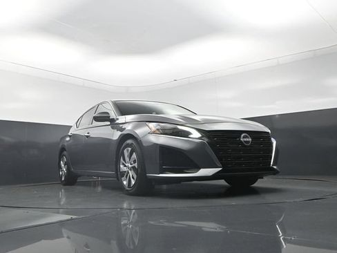 Used 2025 Nissan Altima 2.5 S FWD image 32
