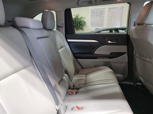 Used 2019 Toyota Highlander XLE AWD/4WD image 14