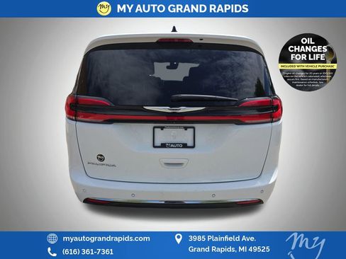 Used 2023 Chrysler Pacifica Touring-L FWD image 6
