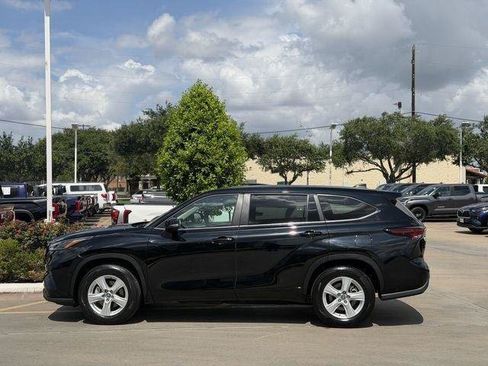 Certified 2025 Toyota Highlander LE FWD image 4