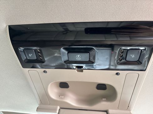 Used 2018 Chevrolet Suburban LT image 27