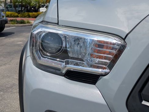 Used 2020 Toyota Tacoma TRD Off-Road AWD/4WD image 7