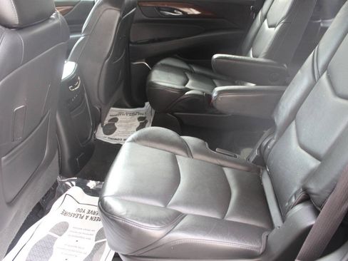 Used 2017 Cadillac Escalade Luxury AWD/4WD image 16